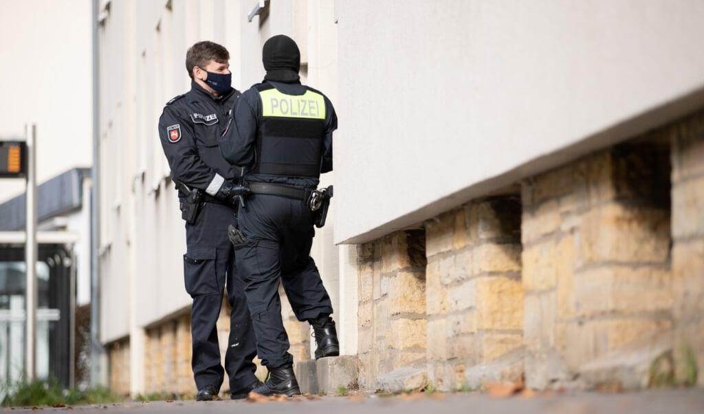 Tysk politi har fredag morgen ransaget hjem i flere tyske byer efter mandagens angreb i Østrigs hovedstad, Wien, hvor fire personer blev dræbt. Her er de på en adresse i Osnabrück. ( Friso Gentsch/dpa)