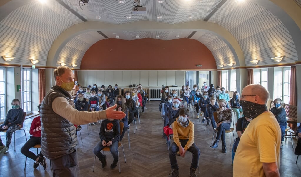 Heinz Diedenhofen (til højre) fra Hein-Knack-Theater viste teaterstykket »Schweinebacke« for eleverne i 5. og 6. klasse på Gustav Johannsen-Skolen. Christian Dude fra Kinder- und Jugendbüro præsenterer skuespilleren. (Tim Riediger)