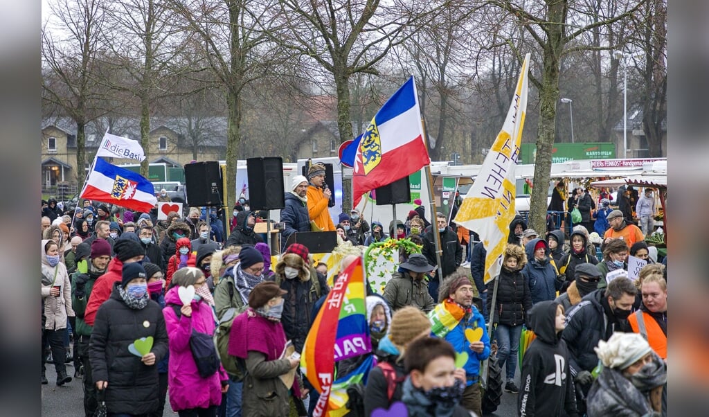 Omkring 250 personer demonstrerede lørdag i Slesvig mod coronarestriktionerne. ( Lars Salomonsen)
