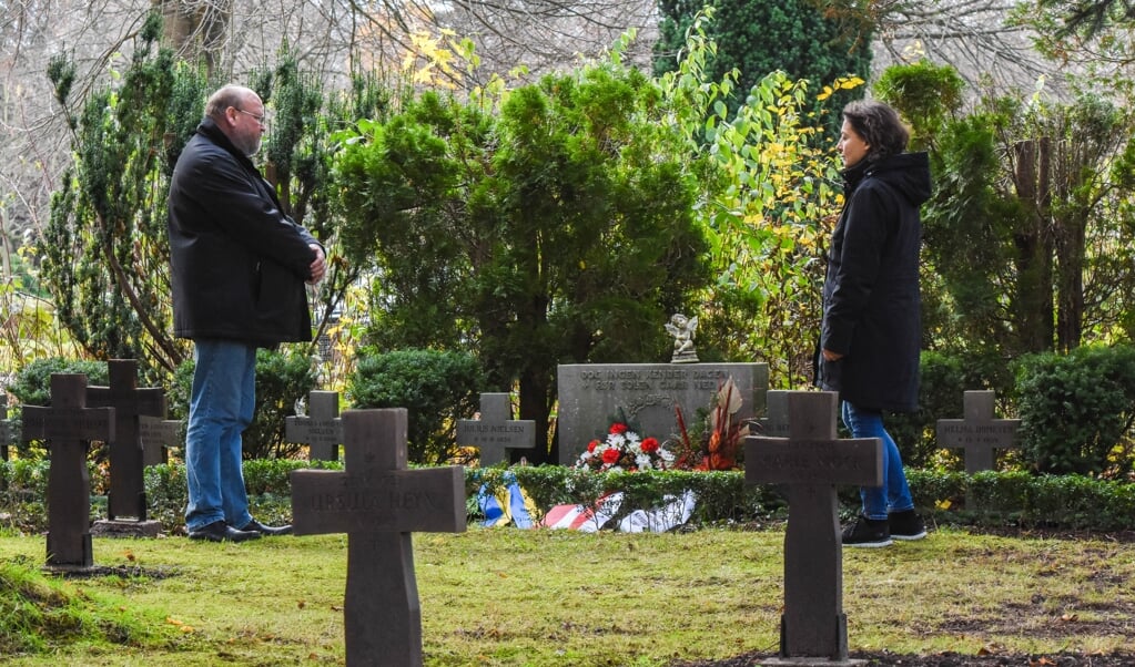 Udo Jessen og Petra von Oettingen besøgte mindestenen for de omkomne børn søndag den 15. november. ( Daniel Dürkop)