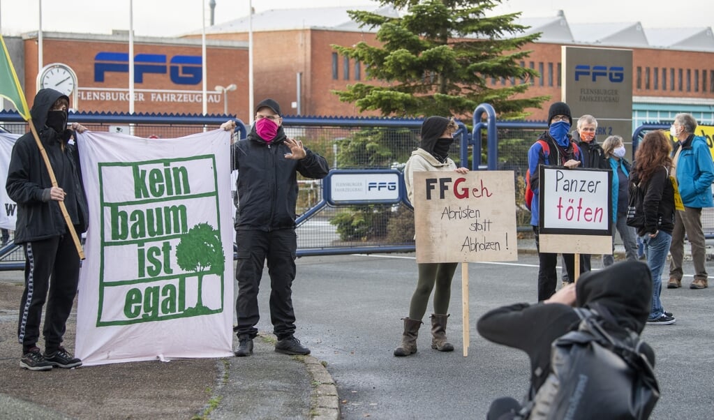 Vor dem Gelände der Flensburger Fahrzeugbaugesellschaft kam es im vergangenen Jahr mehrmals zu Protesten. Hier will das Unternehmen erneut Wald abholzen. ( Kira Kutscher / nordpool)