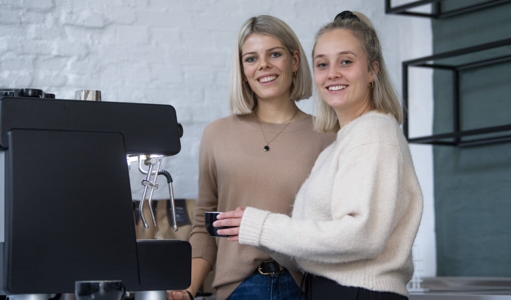 Kaja Battiston (t.h.) havde længe gået med en drøm om at åbne sin egen café i Flensborg, mens det egentlig aldrig havde fyldt så meget for hendes gamle veninde, Katharina Christiansen. Alligevel valgte de at gå sammen om at åbne en café den 1. december. (Kira Kutscher)