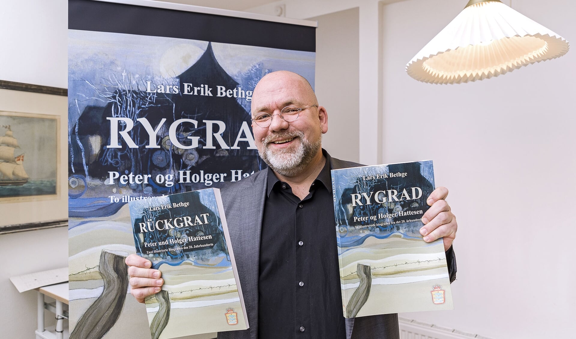 Lars Erik Bethge har udsendt bogen om Peter og Holger Hattesen på to sprog. Her ses han under bogpræsentationen sidste år. 