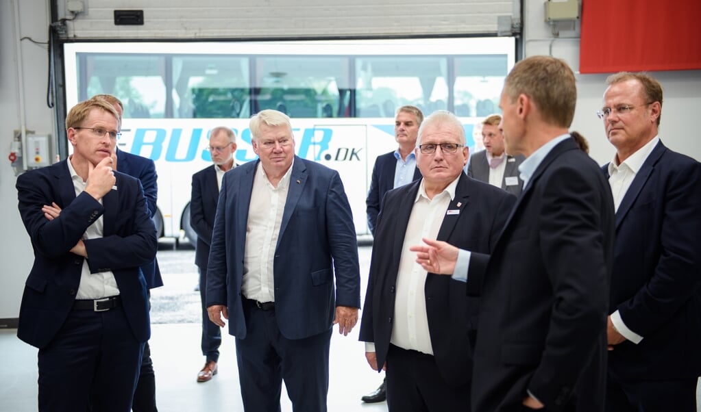 Virksomheder som Danfoss har vist, at det kan betale sig at arbejde på begge sider af den dansk-tyske grænse. Her fremviser Danfoss bestyrelsesformand Jørgen Mads Clausen koncernens formåen for Slesvig-Holstens ministerpræsident Daniel Günther ved et arrangement tidligere på året. (Arkivfoto, DPA)