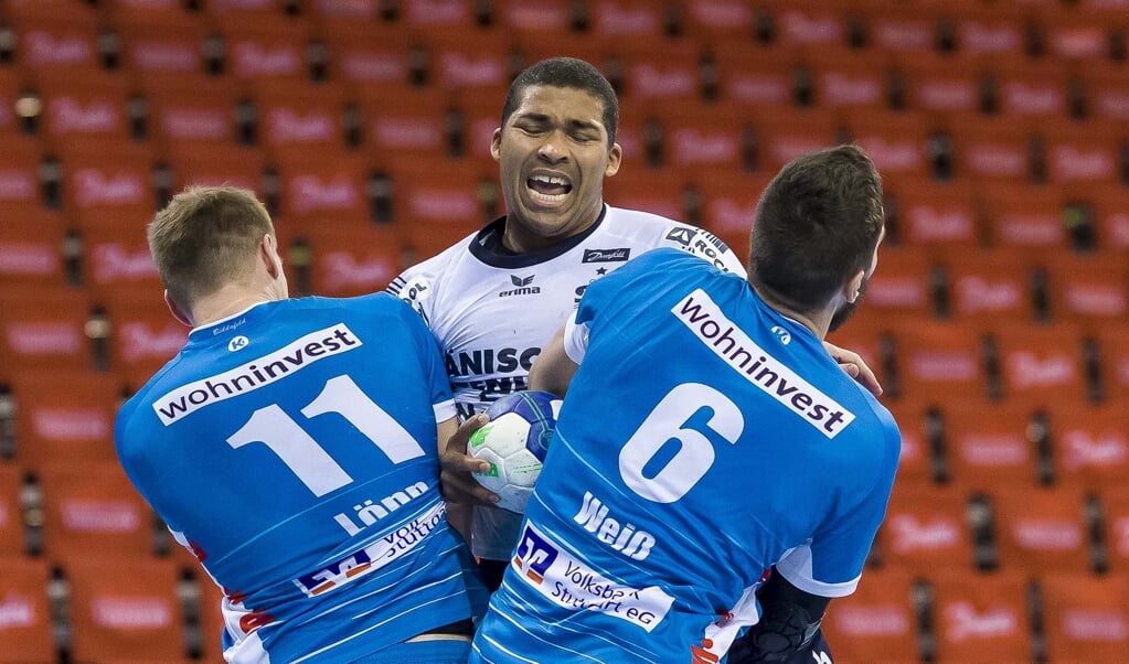 Mads Mensah Larsen setzte sich mit der SG gegen Stuttgart um Adam Lönn und Dominik Weiß durch. ( Lars Salomonsen)