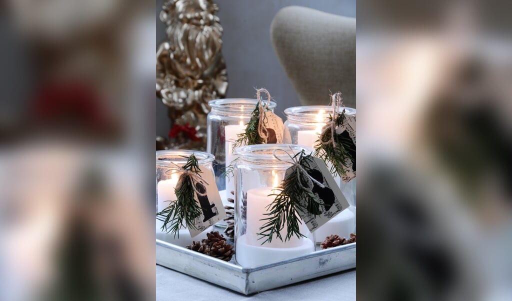 Se bare her - den skønnest nedtælling til jul! Arranger fire glas på en bakke og læg nogle kogler ned ved siden af.TIP: Hvis du vil have mere glans i ”sneen” i bunden af glassene kan du i stedet for salt bruge sukker, der glitre lidt mere. Eller du kan blande lidt hvidt pulverglimmer i. ( Fra bogen JUL )