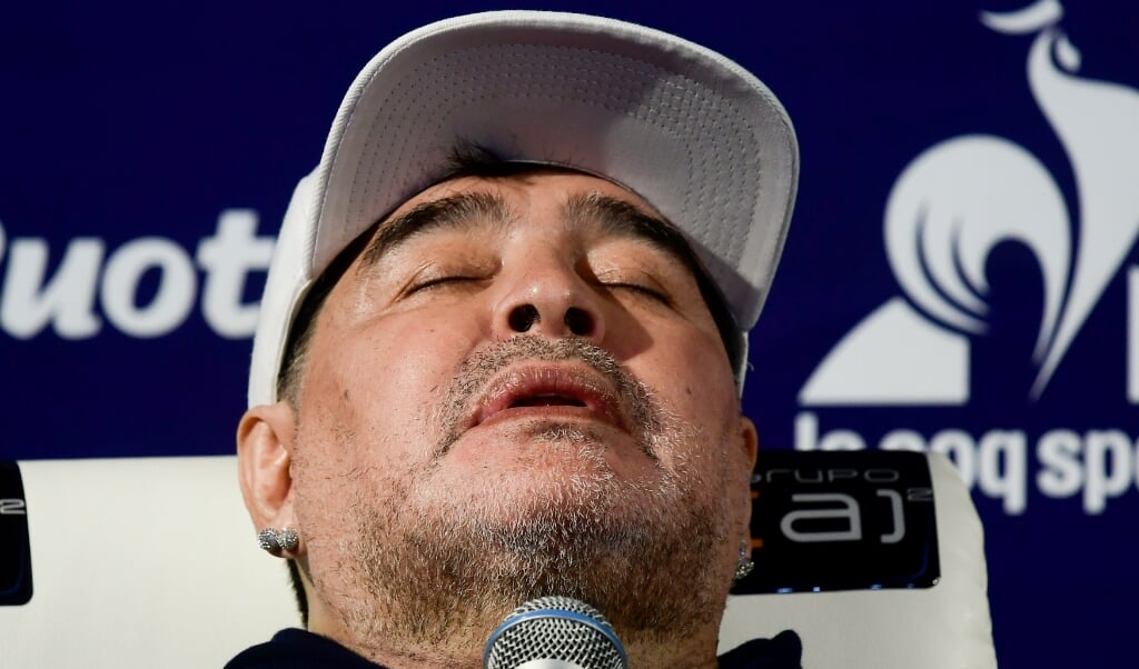 Den tidligere fodboldspiller Diego Armando Maradona var i sin storhedstid verdens største stjerne, men senere mærket af et meget hårdt liv. Gustavo Ortiz/dpa. (dpa)