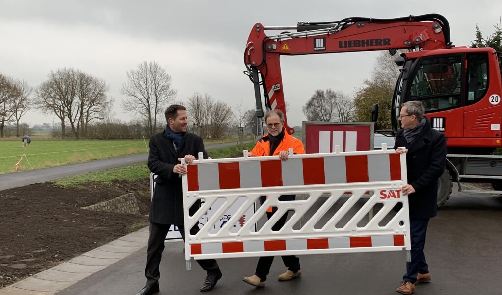Departementschef Thilo Rohlfs, leder af trafikstyrelsen Torsten Conradt og Kay Richert, FDP-trafikordfører i Kiel, rydder de sidste afspærringer væk på landevej 96 ved Hanved. ( Iris Uellendahl)