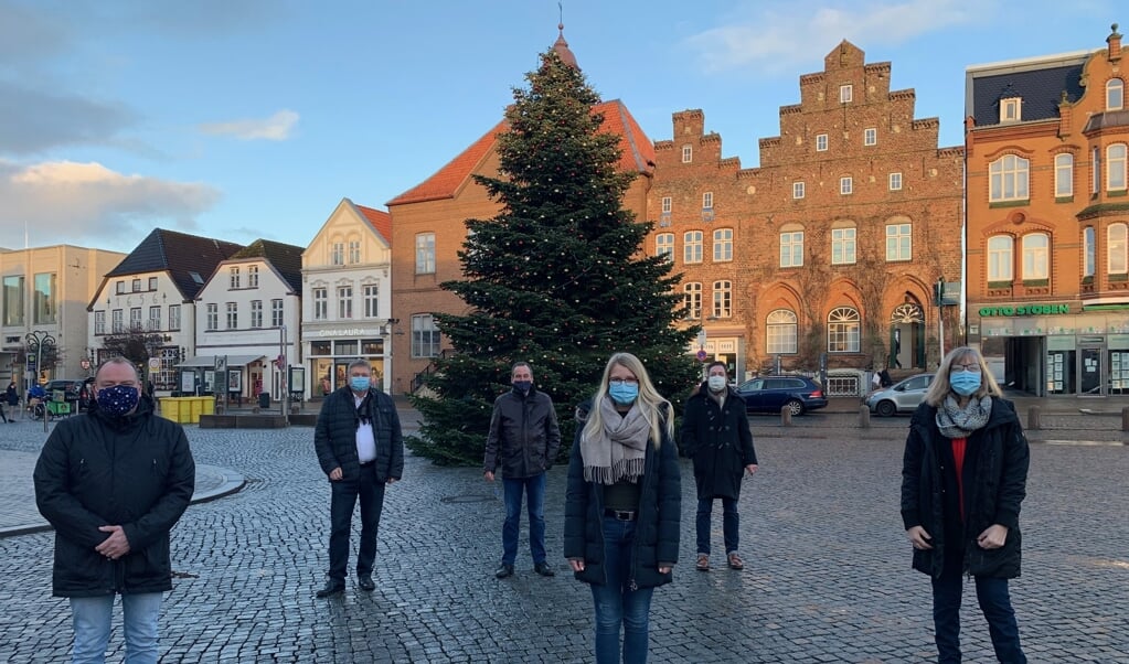 Husum Kommune har pyntet juletræet, som er en lidt større attraktion end normalt. Samlet omkring juletræet er (fra venstre) Matthias Matzke (Ordnungsamt Husum), Norbert Jungjohann (leder af Stadtwerke Netz), Ekkehard Lenius (Plant Manager KSH), Silja Pairott (Ordnungsamt Husum), Benn Olaf Kretschmann (leder af Stadtwerke) og Jutta Albert (leder af Turisme og Bymarkedsføring Husum GmbH). (Husum Kommune)