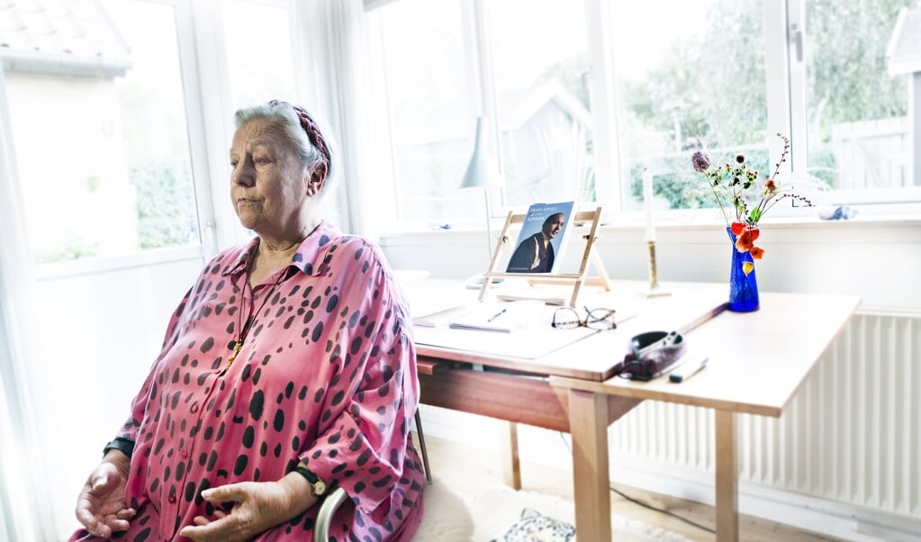 Sydslesvigeren Gelogma Palmo er en af Danmarks mest højtstående buddhistiske lamaer - uddannet i Tibet med over ti års stilleretræte bag sig. Nu er hun pensionist og bor i Tilst. Hendes tyske fødenavn er Waltraut Küssner. Hun er søster til de kendte sydslesvigere Rolf og Dieter Küssner. ( Niels Åge Skovbo)