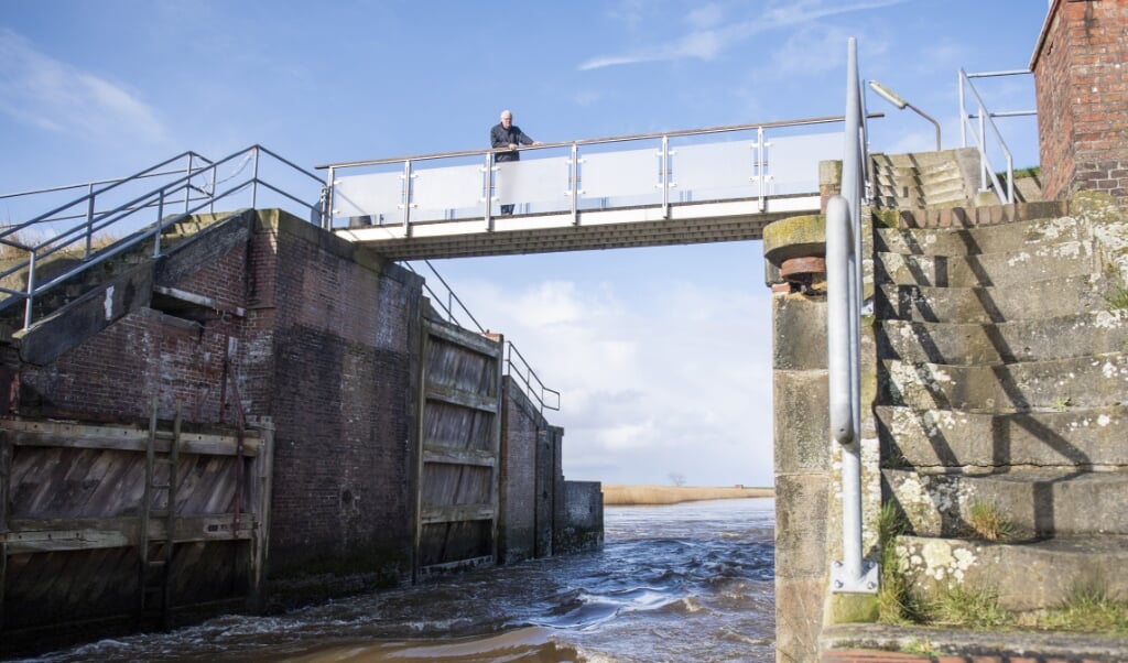 Digegreve Friedrich Hindrichsen ses her på Højer Sluse, som digelaget gerne vil af med. Slusen blev bygget i 1860 for at sikre, at Vidå kunne flyde ud i havet. Slusens tunge træporte er frit bevægelige og bliver holdt i stand, selv om slusen reelt er ude af drift. Tøndermarsken og dens koge beskyttes nemlig siden 1982 af det fremskudte havdige halvanden kilometer længere ude mod vest. Kira Kutscher ( )
