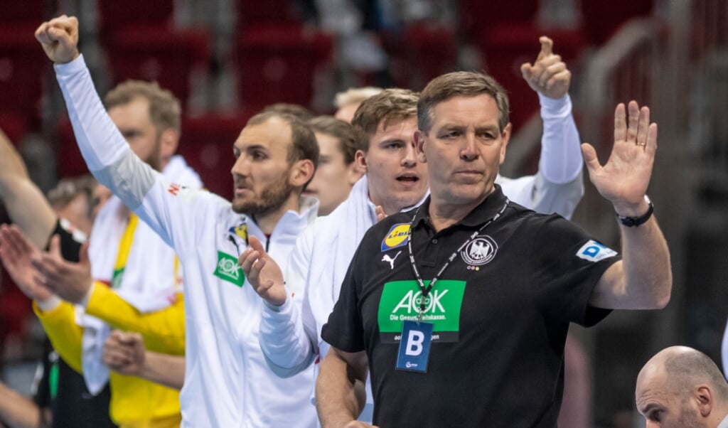 Bundestrainer Alfred Gislason war zufrieden nach dem Sieg gegen Estland. Franz Semper von der SG Flensburg-Handewitt durfte die abschließenden 20 Minuten den Platz auf der Bank mit dem auf dem Feld tauschen.  ( Bernd Thissen/dpa)