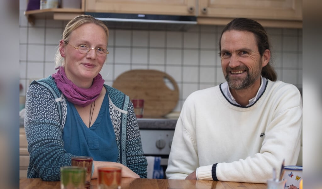 Jana Hentschke og Leif Hansen har startet en demonstrationsbevægelse i Sydslesvig for individuel frihed og demokratisk medbestemmelse. De mener blandt andet, at det er uacceptabelt, at den ældre befolkning ikke selv må bestemme, om de vil tage risikoen for at blive smittet med corona eller ej. I stedet for får de afskærmningskortet trukket nedover hovedet af politikerne og skal måske sidde med følelsen af ensomhed alene. Det er en side af corona-restriktionerne, som de ikke kan acceptere. Tim Riediger (Tim Riediger)