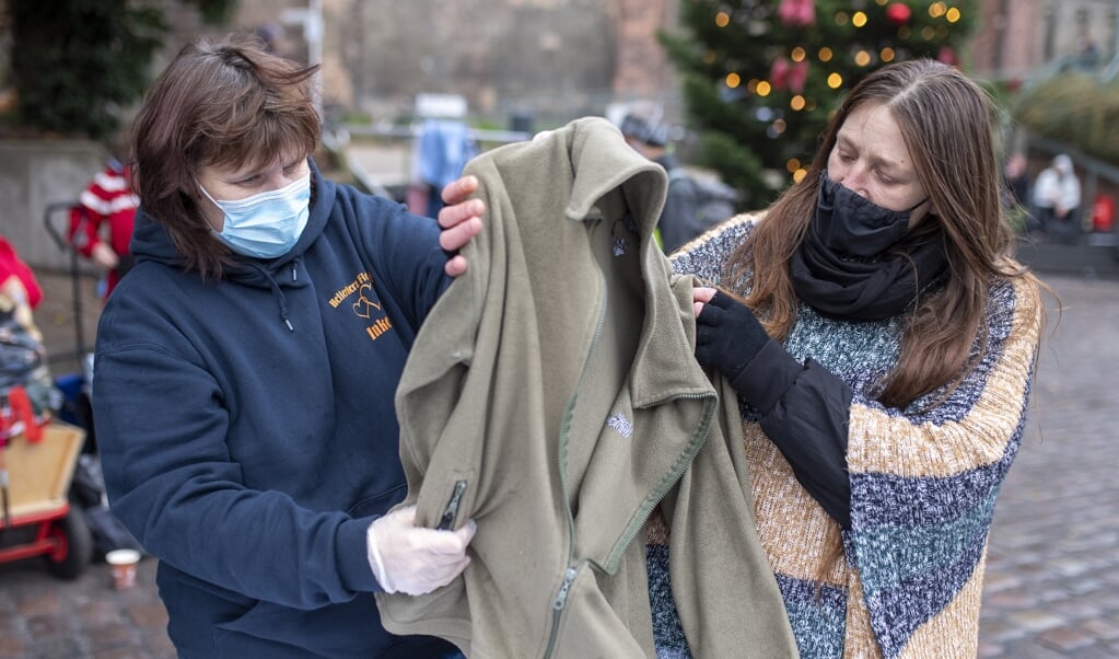 Inken Möller (t.v.) og bruger Gaby Bahr tager en sweater i øjensyn. Gaby roser den hjælp, Inken Möller har været initiativtager til. ( Tim Riediger)