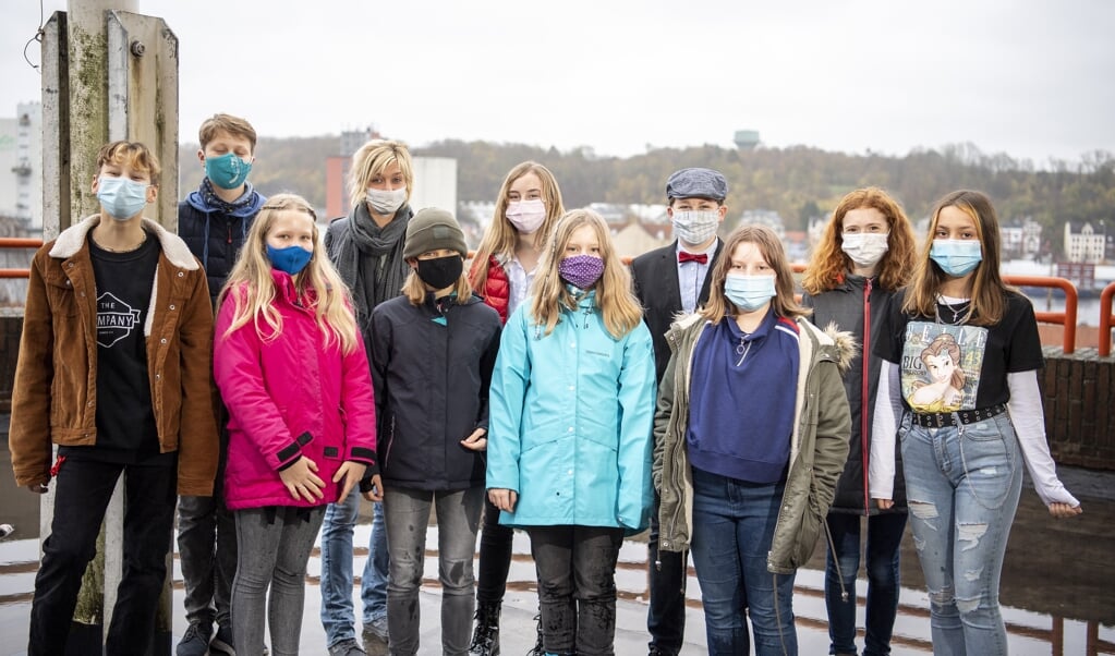 De er glade, og de er stolte, men Hanna Thomsens gamle elever fra Jørgensby-Skolen er også overrasket over, at det er dem, der har givet guldsmed Nikolai Bach-Andersen inspirationen til årets julehjertesmykke. ( Kira Kutscher)