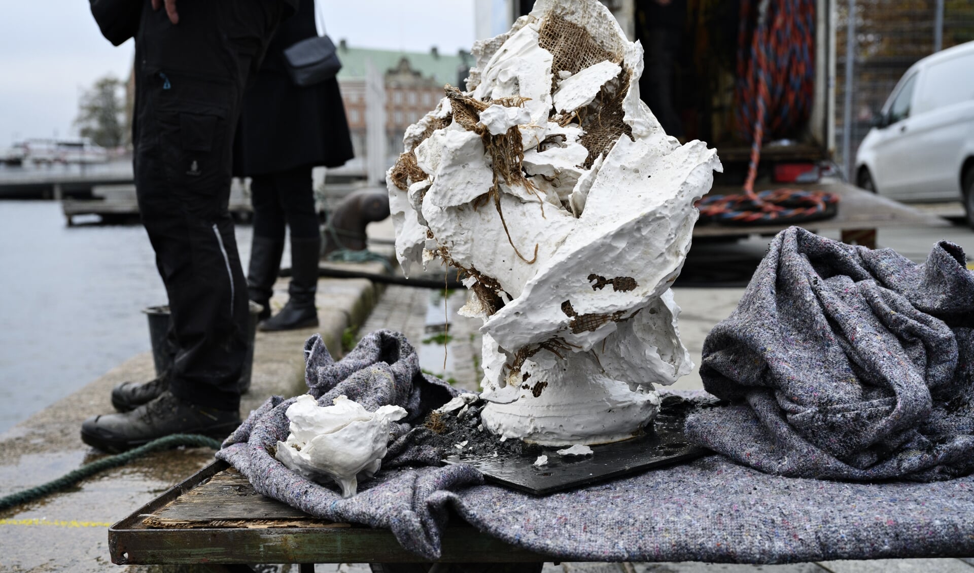Efter at have været smidt i havnen var busten af Frederik V ødelagt. Aktionen førte til udskiftninger i Kunstakademiets ledelse. Arkivfoto: 
