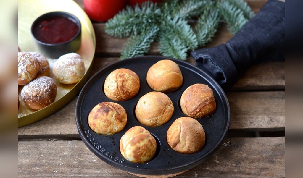 Æbleskiveroulette forudsætter, at du går i gang med at bage æbleskiver. Kom noget skørt i 1-2 af æbleskiverne, fx. sennep. Hvem mon taber og trækker den ærgerlige æbleskive? Det er ret hyggeligt. ( Camilla Pi Kirkegaard)