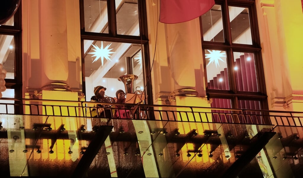 Ein Foto vom Bundesweiten Aktionstag der Theater und Orchester. Hier spielen zwei Landessinfoniker auf dem Theater-Balkon in Flensburg. (Tilman Köneke)