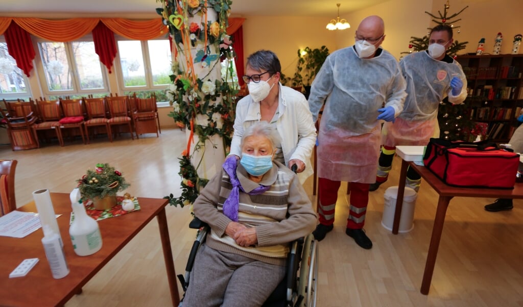 Jeg har det godt. Sådan lød budskabet til pressen fra den 101-årige plejehjemsbeboer, Edith Kwoizalla fra Sachsen-Anhalt, efter hun som den første i Tyskland blev vaccineret allerede lørdag. (Matthias Bein/dpa.)