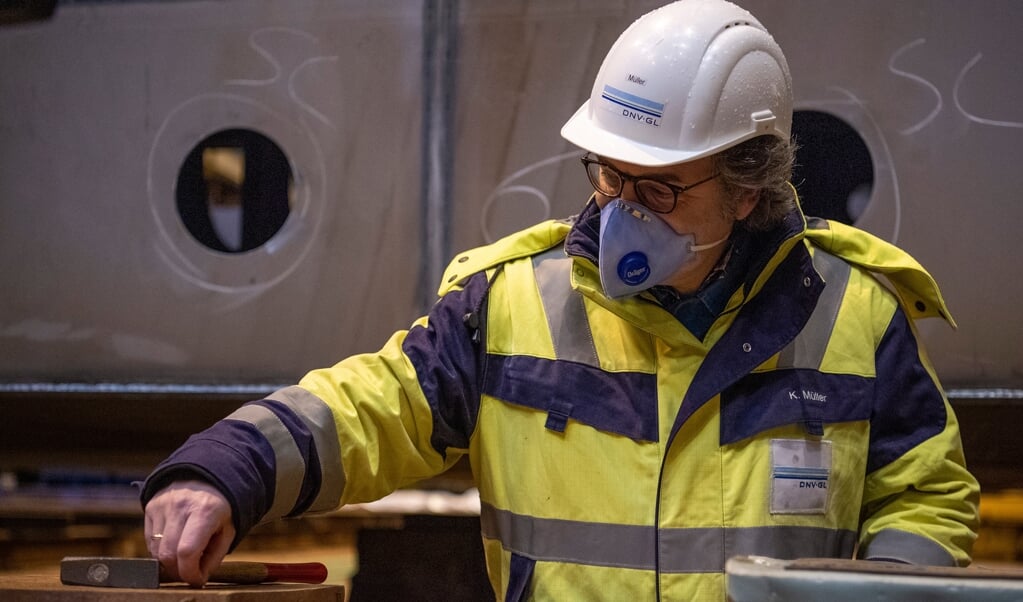 Sidste år begyndte FSG på den første RoRo-færge efter deres relancering. Projektleder Klaus Müller sætter her sidste søm i kølen. Nu skal FSG lave endnu en RoRo-færge til den nye ordre. (Kira Kutscher)