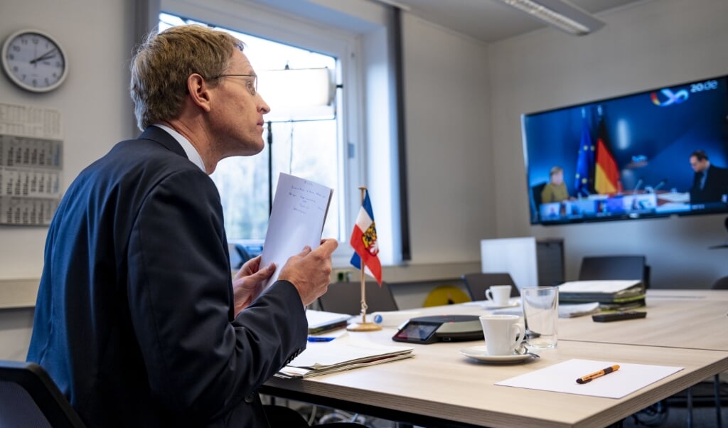 Smittespredningen i Slesvig-Holsten er fortsat alarmerende høj, konstaterer ministerpræsident Daniel Günther. (Axel Heimken/dpa)