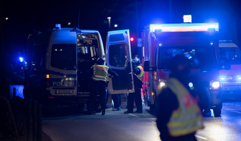 Det var stadig buldrende mørkt, da kuglerne fløj i Berlin tidligt lørdag morgen. ( Paul Zinken/dpa)