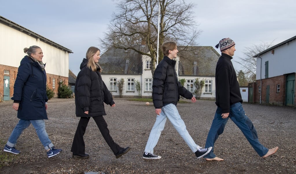 Trip trap træsko hen over slægtsgårdens gårdsplads traver Andreas Andresen, Michel, Joke og Anke ligesom The Beatles på Abbey Road coveret. De taler tysk, og børnene går i dansk skole. ( Tim Riediger)