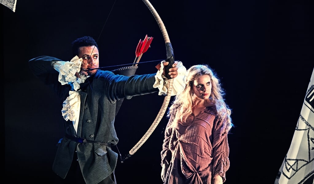 Folketeatret kan ikke spille med mundbind og heller ikke holde den nødvendige afstand i »Robin Hood«. (Gudmund Thai)