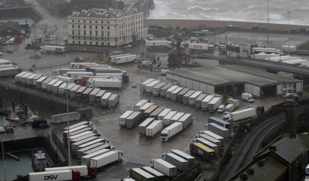 Masser af lastbiler fra Storbritanien er strandet ved den engelske havn Dover, efter at de franske myndigheder har forbudt briter at rejse ind. Normalt passerer omkring 10.000 lastbiler dagligt Den Engelske Kanal i i juletiden.   (Kirsty Wigglesworth/AP/dpa.)