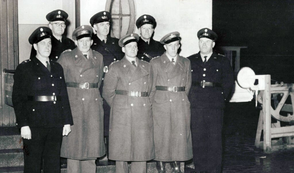 Det var et mildt sagt forvirrende skifte, da Toldgrænsekorpset afløste Grænsegendarmeriet den 1. april 1952. I hvert fald hvad uniformerne angik. Billedet viser det officielle uniformsskifte den 6. november 1953 klokken otte ved Kruså. Nogle var endnu i lyseblåt. Andre i de nye sorte uniformer. Men hele historien er bevaret på grund af Aage Emil Hansens omfattende arbejde. Og nu kan den læses i Historisk Årbog for Bov og Holbøl Sogne.
(Historisk Forening for Bov og Holbøl Sogne )