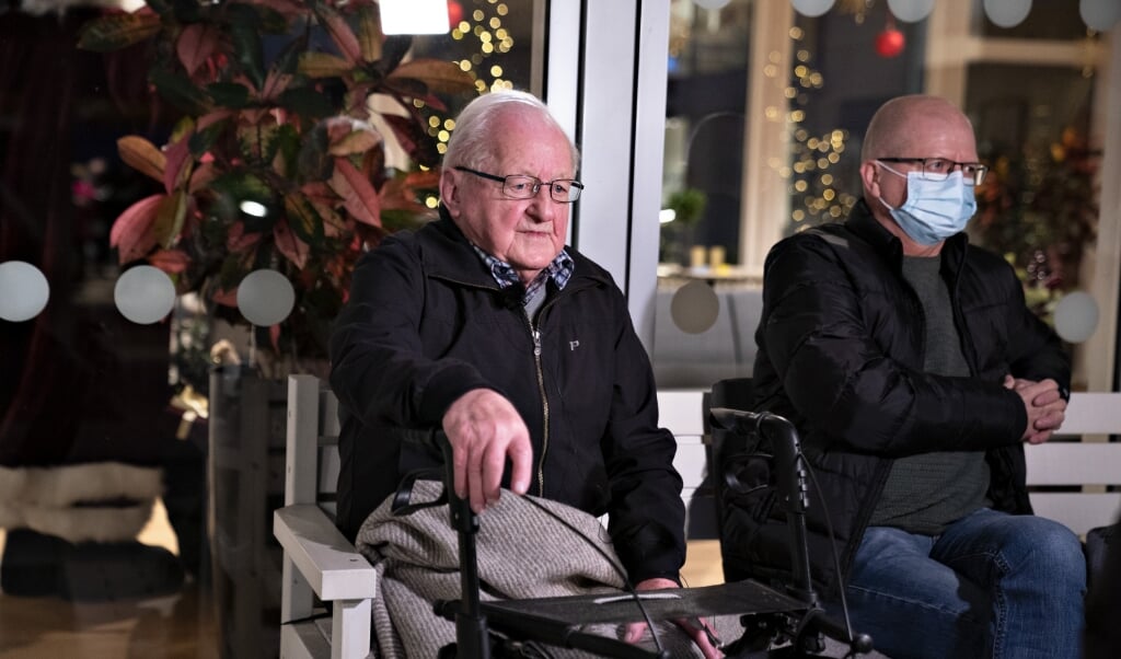 92-årige Chresten Bejsgaard med sin søn sidder på Plejehjemmet Birkebo i Aalborg. Han var den første på plejehjemmet, som søndag blev vaccineret mod covid-19. (Henning Bagger/Ritzau Scanpix)