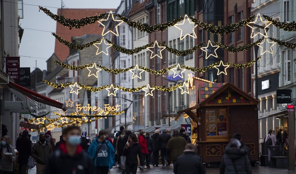 Zwei Weihnachtsbuden stehen bereits in der Flensburger Innenstadt, ab Montag sollen weitere folgen. (Kira Kutscher)