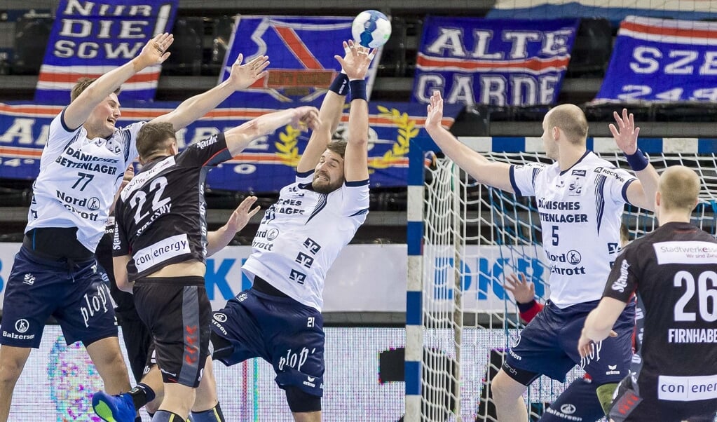 Die Abwehr der SG Flensburg-Handewitt um Magnus Rød (l.), Jacob Heinl und Simon Hald soll, wie in den vergangenen Wochen, erneut den Grundstein zum Erfolg legen. ( Lars Salomonsen)