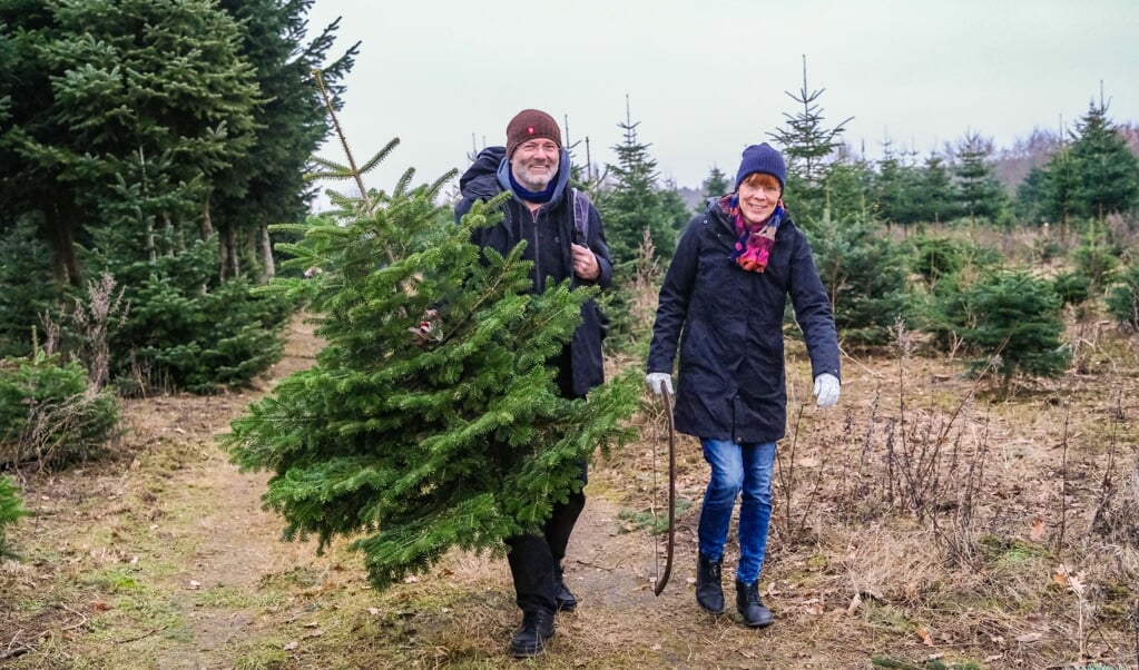 Jürgen Stücke og Kyra Golibrzuch var kommet hele vejen fra Tønning for at fælde juletræ, fordi deres lokale juletræshandler ikke holdt åbent i år. De var glade for det juletræ, de fik med hjem.   (Sven Geißler)