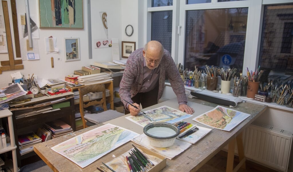 I hans atelier bruger kunstneren Claus Vahle mange timer hver eneste dag under ovenlyset foran de brede arbejdsborde. (Tim Riediger)