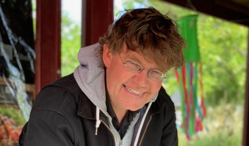 Johannes Caspersen har flere af sine træskulpturer stående i det offentlige rum i Danmark