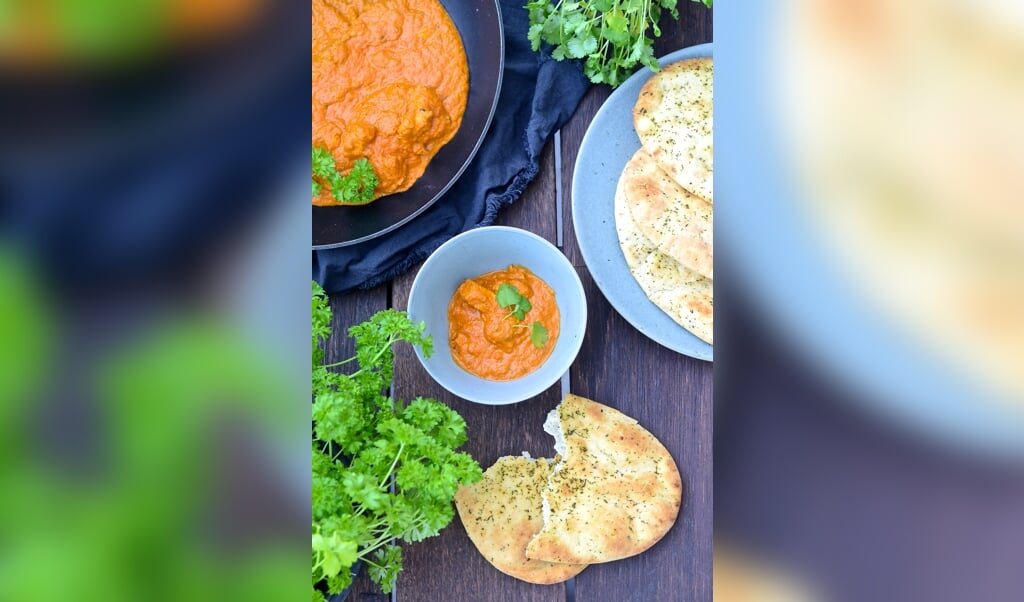 <p>I Indien kan de simpelthen noget magisk med krydderier, og de fleste børn elsker faktisk smagen af indisk mad. Her en uimodståelig Butter Chicken. Vi drysser frisk koriander på toppen (nok i virkeligheden kun os voksne), men I kan sagtens bruge persille i stedet for.</p> ( Camilla Pi Kirkegaard)