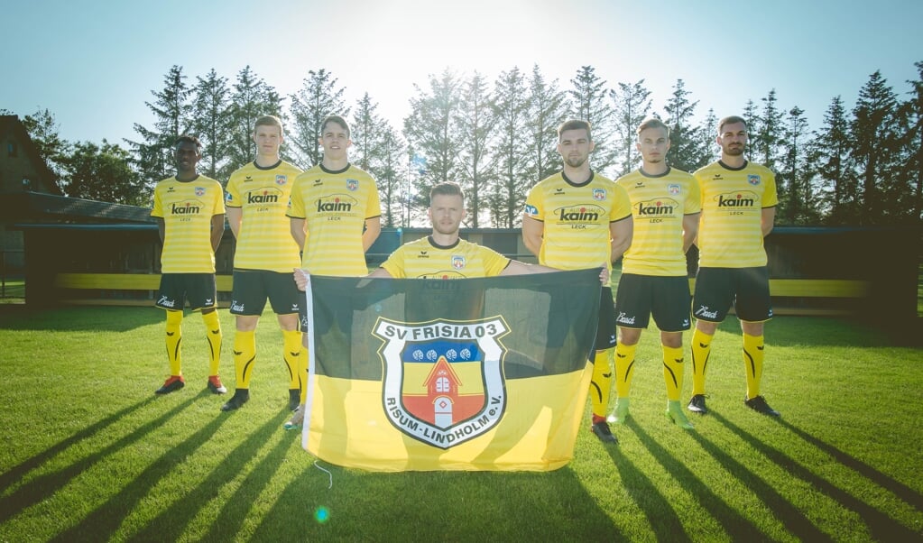 Kapitän Jannik Heider (vorne Kniend) mit den Neuzugängen (v.l.) Abdoulaye Diallo, Christoph Dethlefsen, Yago Heider, Dawid Pieczonka, Thore Feddersen und Jannik Schmalfeldt. SV Frisia 03 (SV Frisia 03)