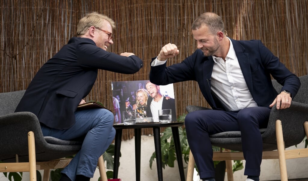 Partileder Morten Østergaard (RV) og journalist Søren Lippert giver hinanden en albuehilsen på Altingets Sommermøde. ( Niels Christian Vilmann/Ritzau Scanpix)