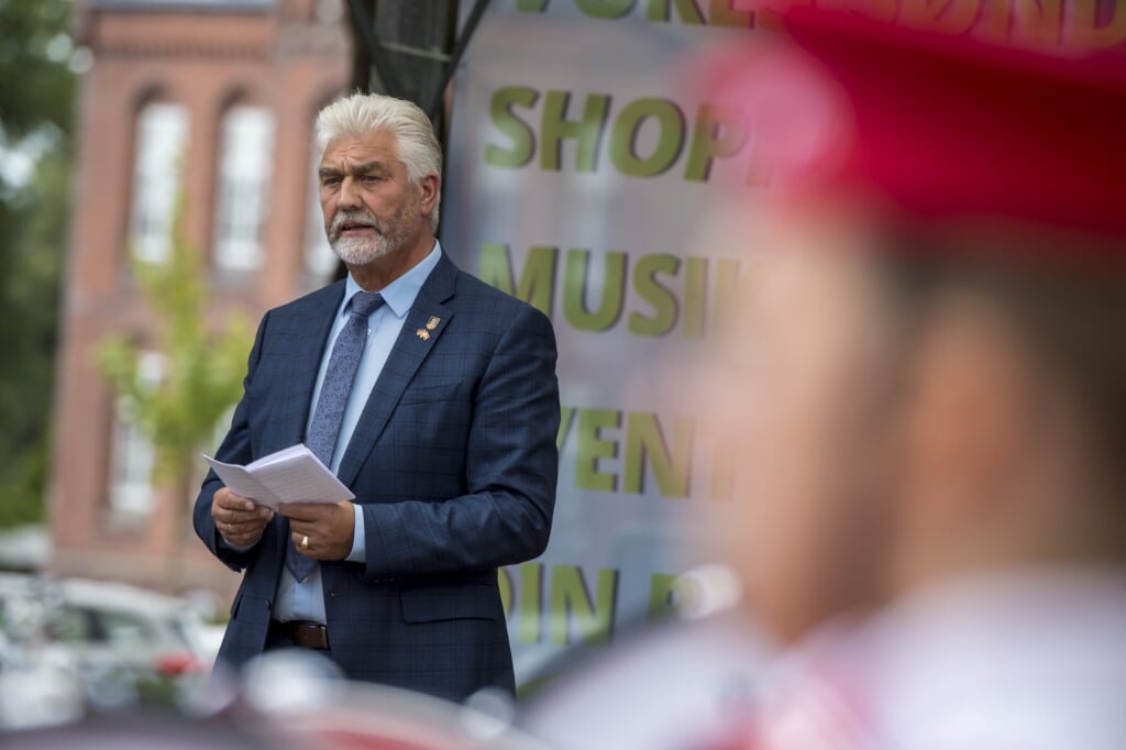 Formand for det tyske mindretal, Hinrich Jürgensen, taler nogle gange sønderjysk med barndomsvennen i det tyske mindretal. Det gør ham ikke til et dårligere mindretalsmenneske, mener han. (Martin Ziemer)