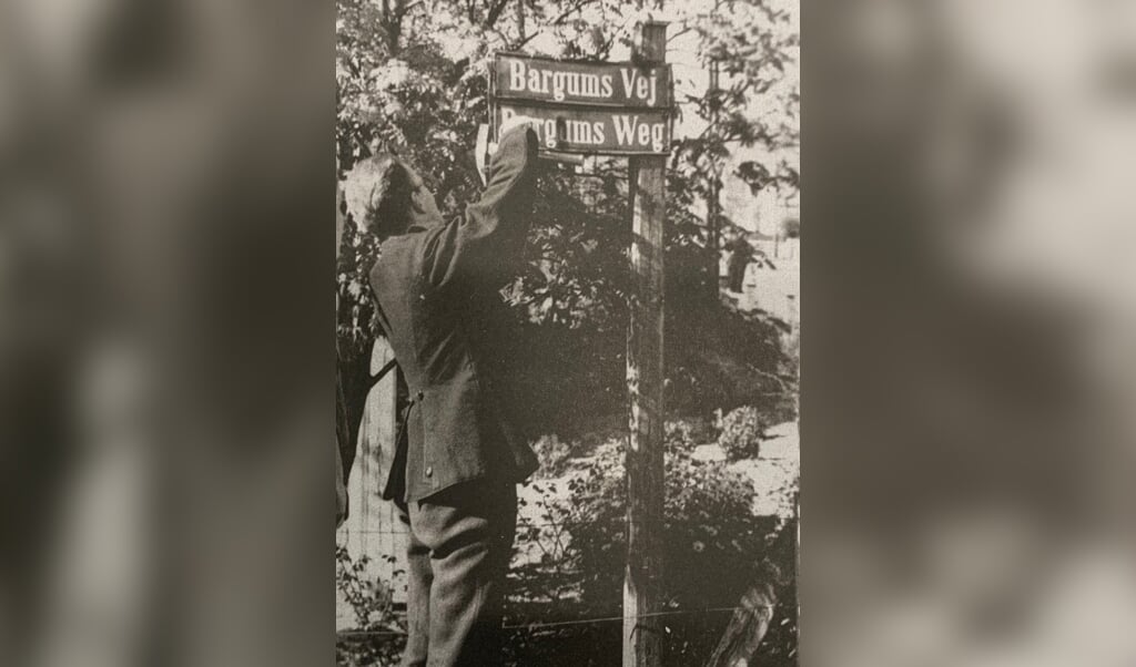 Efter 1920 kom der både danske og tyske gadeskilte - og efter 1945 blev de tyske gadeskilte fjernet i Tønder. Arkiv.dk (fla)