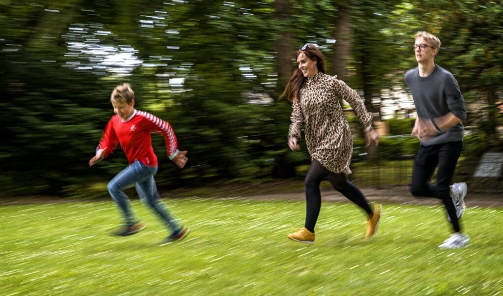 Oskar, Oliver og Vivian traver lange ture. Man snakker bedre med sine drenge, når man går, end når man bare sidder og spørger, er Vivians erfaring. Yndlingsturen går fra Harreslev gennem Marienhölzung med stop ved Istedløven og ned via Museumsberg. Der er Capri Sonne med i tasken. På turen hjem via Nørreport er der is-stop nede på gågaden og en Döner hos Papa’s Imbiss på havnen. Turen er 10 kilometer lang. Det er 14.000 skridt, og børnene kan lide det. Moderen kaldet det "kvalitetstid". ( Lars Salomonsen)