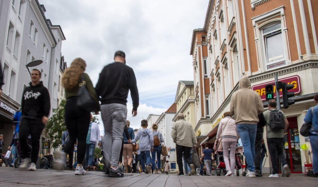 Gågaden i Flensborg er stille og roligt blevet fyldt hen over foråret og sommeren, hvor både danske og tyske stemmer har været tydelige. Det betyder også, at to pandemistrategier blandes sammen i byen. (Arkivfoto: Tim Riediger)