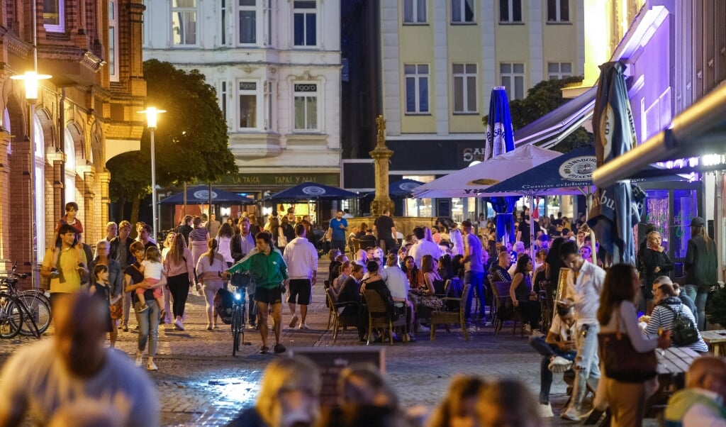 <p>Det kniber ofte med at holde den nødvendige afstand, når folk holder fest. Her er det i Flensborgs centrum. I sidste uge deltog en del flensborgere i en bryllupsfest i Danmark. Det har udmøntet sig i mange smittede. Arkivfoto. </p> (Freelance 3)