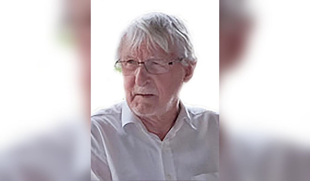 Aage Jørgensen er dansk litteraturhistoriker og forfatter, cand.art. i dansk og litteraturhistorie fra Aarhus Universitet i 1966. Derefter ansat på Aarhus Universitet fra 1967 til 1975. 1975-2002 var han ansat på Langkær Gymnasium som lektor. ( )