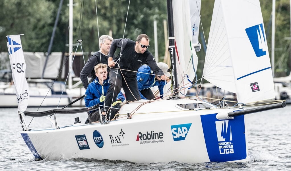 Die Crew des Flensburger Segel-Clubs konnte im Verlauf des zweiten Spieltages der Segelbundesliga zulegen und am Ende Platz zehn retten. Lars Wehrmann/DSBL (Lars Wehrmann)