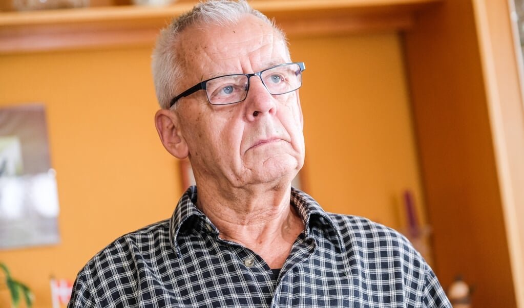 Uwe Svane (fhv. skoleleder i Satrup) er utilfreds med, at mange af grænsebutikkerne fusker og undlader at fortælle, hvor mange liter/styk/kilo der er i deres varer. Det har han påpeget overfor dem - dels med held - dels uden held. Uwe har fundet en masse reklameblade frem. (Sebastian Iwersen)