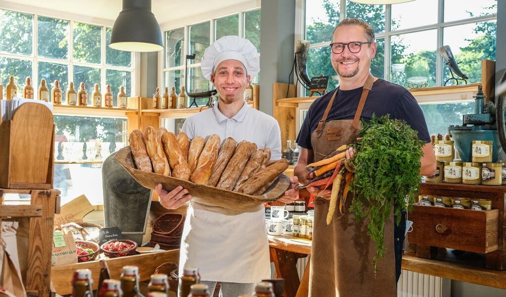 <p>Bager Tobias Schmidt og iværksætter Oliver Firla arbejder tæt sammen om at udvikle nye koncepter til brødet eller kagerne i den nye butik, Odins Hofladen, i Hedeby</p> (Freelance 3)
