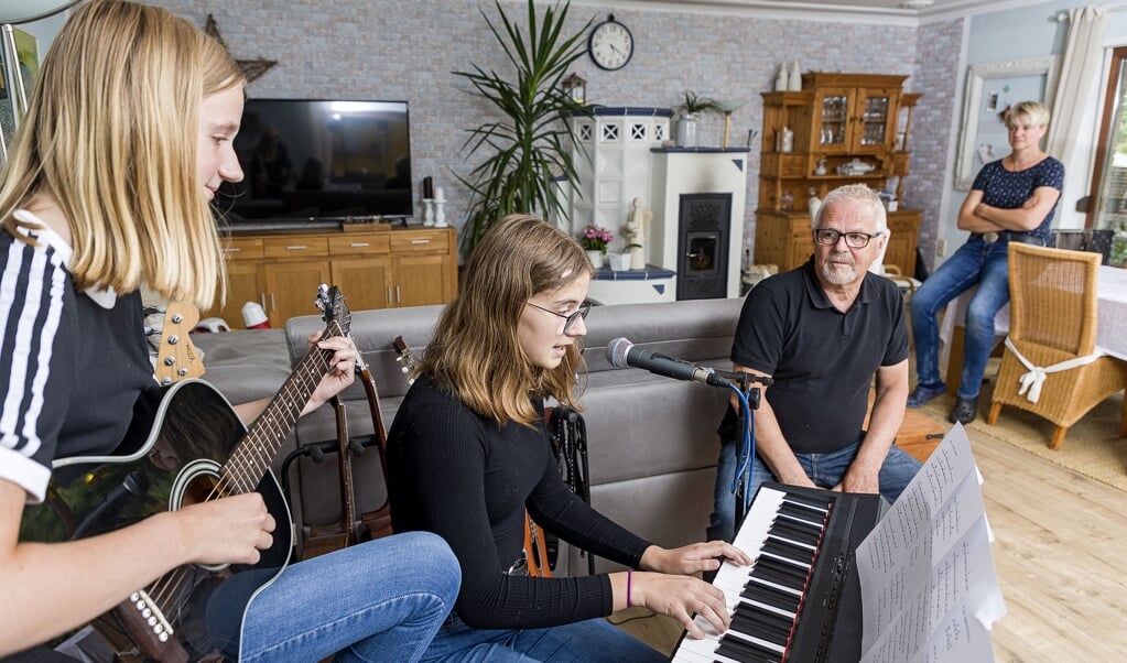 <p>Hjemme hos familien Stammer står instrumenterne fremme, så de er lette at gå til.</p> ( Lars Salomonsen)