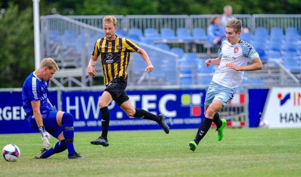 Bjarne Schleemann (r.) bleibt dem SC Weiche Flensburg 08 zwei weitere Jahre treu. ( Sven Geißler)